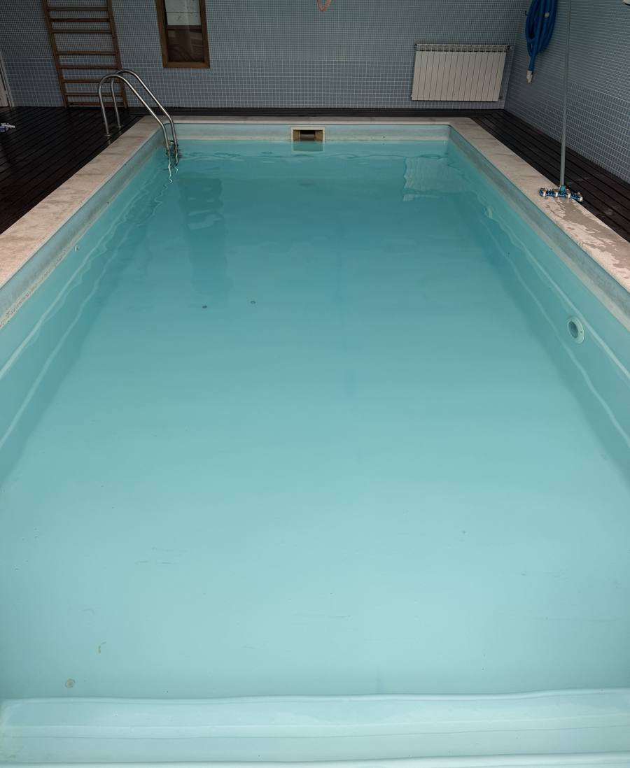 A mesma piscina, com a água cristalina